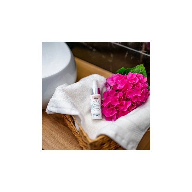 Odświeżacz w sprayu do tkanin i wnętrz o zapachu Kwiat Lotosu 50 ml ESSENTIA NATURE