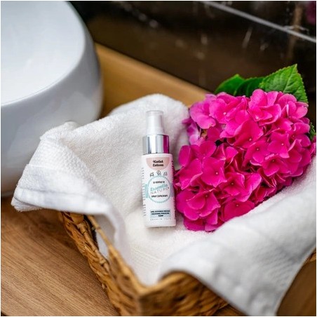 Odświeżacz w sprayu do tkanin i wnętrz o zapachu Kwiat Lotosu 50 ml ESSENTIA NATURE