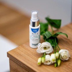 Odświeżacz w sprayu do tkanin i wnętrz o zapachu Leśne Kwiaty 20 ml ESSENTIA NATURE