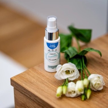 Odświeżacz w sprayu do tkanin i wnętrz o zapachu Leśne Kwiaty 50 ml ESSENTIA NATURE