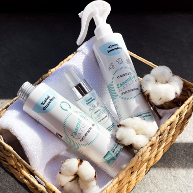 Odświeżacz w sprayu do tkanin i wnętrz o zapachu Kwiat Bawełny 50 ml ESSENTIA NATURE